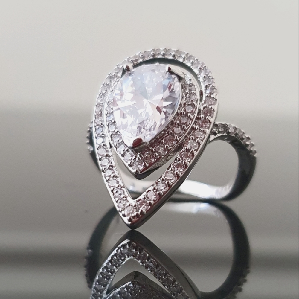 Exquisite Tear Drop Diamond Coctail Ring